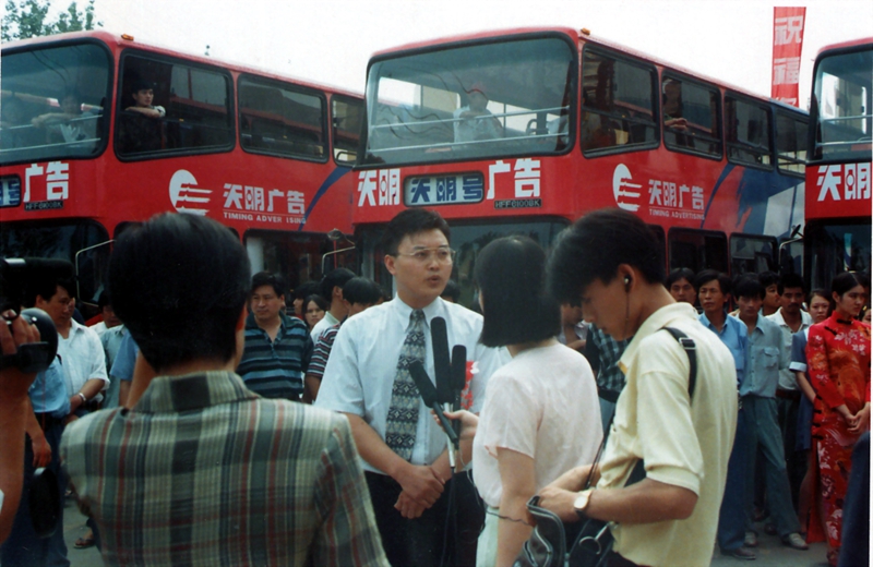 1997年,捐赠1600万元为河南省会郑州购置32辆双层公交车,开通“天明号”专线,结束河南没有双层公交车的历史