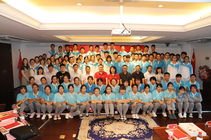 2019年,向红十字会捐赠150万,用于支持郑州4中、郑州101中学天明博爱班150名贫困学子完成学业。至今已累计投入2100万