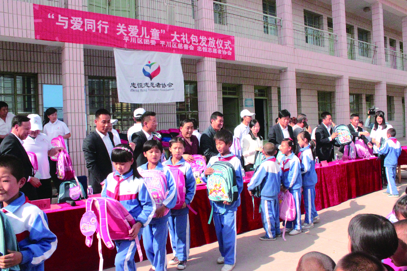 甘肃忠恒集团志愿者协会发放学习礼包